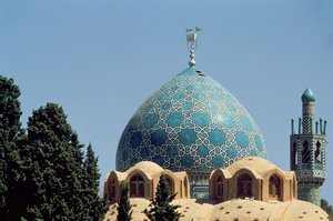 Turquoise betegelde koepel van het Mausoleum van Shah Nematollah Vali, gebouwd tussen 1330-1430