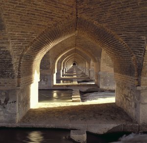 Zicht langs de binnenkant van de Khaju Brug dam, Safavid Periode