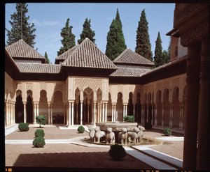 Uitzicht op de Hof van de Leeuwen, hoofdplein van het Nasrid-dynastie Paleis van de Leeuwen