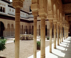 Uitzicht op de Hof van de Leeuwen, hoofdplein van het Nasrid-dynastie Paleis van de Leeuwen door Islamic School