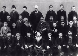Benito Mussolini op de lagere school - Benito Mussolini als lagere schoolleerling - Een portret van Benito Mussolini met klasgenoten en een leraar door Italian Photographer