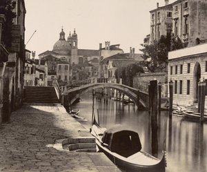 Brug op de Rio Ognissanti in Venetië, c.1875 door Italian Photographer