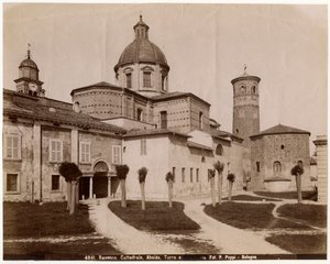 Kathedraal van de Opstanding van Onze Heer Jezus Christus, met doopkapel rechts, Ravenna, Emilia-Romagna, Italië, foto door Pietro Poppi, Bologna, ca 1900 door Italian Photographer