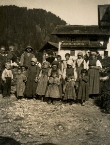Familie voor huis, Aostavallei, Italië 1900-1910 door Italian Photographer