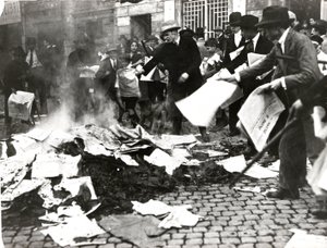 Fascistische groep verbrandt socialistische kranten 