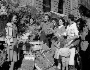 Druivenfestival in Florence, ca. 1955 (gelatinezilverdruk) door Italian Photographer
