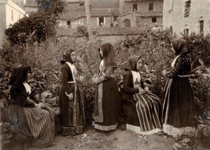 Groep vrouwen in traditionele kostuums in tuin, Sardinië, Italië door Italian Photographer