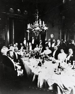 Lunch bij Casa Sonzogno, onder de gasten zijn te herkennen Francesco Cilea, Pietro Mascagni, Umberto Giordano, Carlo Romussi, Arturo Colautti, Amintore Galli en Edoardo Sonzogno, Milaan