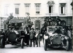 Milaan, 3 en 4 augustus 1922. De reactie van de fascisten op de staking. Actieteams op het Scala-plein. door Italian Photographer