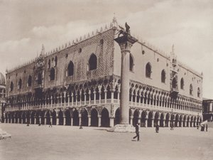 Palazzo Ducale door Italian Photographer