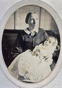 Post mortem portret van een klein meisje vastgehouden door haar moeder, ca. 1855