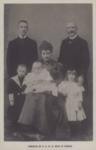 Prins Thomas, Hertog van Genua en zijn vrouw, Prinses Isabella van Beieren, met hun kinderen door Italian Photographer