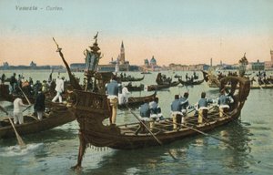 Processie in een Venetiaans kanaal door Italian Photographer