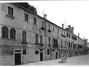 Rij huizen aan de Calle Riello, Venetië door Italian Photographer