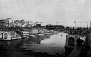Taranto, Gesloten draaibrug en oude stad (zw/w foto)