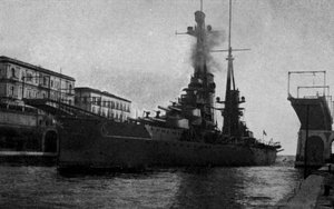 Taranto, R Nave Duilio door het kanaal door Italian Photographer