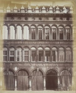 De gevel van een Venetiaans gebouw, c.1865 door Italian Photographer