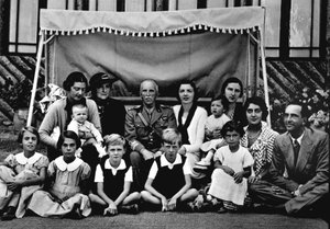 De Italiaanse koninklijke familie. In het midden Victor Emmanuel III (Vittorio Emanuele). Onder de zittende kinderen is de 3e van links Prins Victor Emmanuel (Victor-Emmanuel) (Vittorio Emanuele), de laatste rechts zijn vader Humbert II (Umberto II). 19e e door Italian Photographer