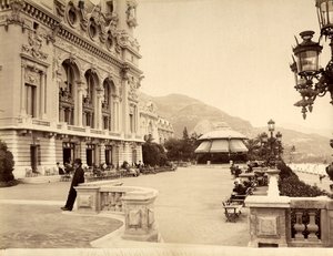 De zeefrontterras bij het Casino van Montecarlo, in Monaco door Italian Photographer