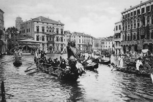 Venetië, Canal Grande in feeststemming (zw/w foto) door Italian Photographer