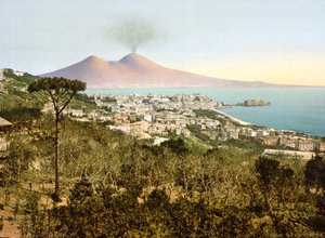 Uitzicht op Vesuvius over de Baai van Napels, 1890-1900 door Italian Photographer
