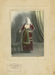 Vrouw in traditionele kleding, Sardinië, Italië, foto door Camillo Toncker, Rome, ca. 1910 door Italian Photographer