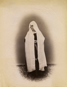 Vrouw gekleed in weduwe tweeds, Parre, Lombardije, Italië, foto door Premiata Fotografia Taramelli, Bergamo