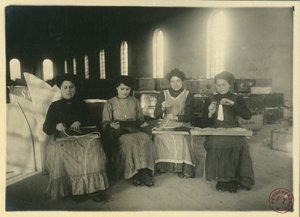 Vrouwen werken in passementerie werkplaats, Italië, foto door F Trembini door Italian Photographer