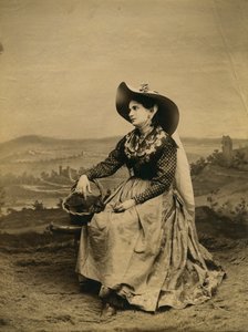Jonge vrouw gekleed in kleding en strohoed uit het platteland van Siena, Toscane, Italië, foto door Paolo Lombardi, Siena, ca. 1890