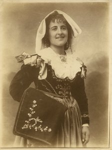 Jonge vrouw in traditionele kleding en hoofdtooi, Abruzzo, Italië door Italian Photographer