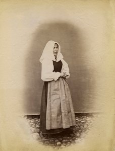 Jonge vrouw in trouwjurk, Parre, Lombardije, Italië, foto door Premiata Fotografia Taramelli, Bergamo