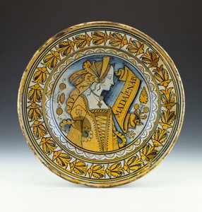 Een Deruta blauw en goud gelustreerd portretschotel met een jonge vrouw in profiel en inscriptie Madalena B, c.1525 door Italian School
