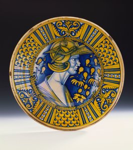 Een gelustreerde portretschotel uit Deruta, geschilderd in blauw en gelustreerd in geel, met een krijger in een helm met een gevleugelde griffioen, c.1525 door Italian School