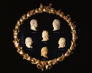 Een set van zes Italiaanse Siena marmeren reliëf profiel bustes van Romeinse keizers, gegraveerd met de namen Octavius, Galbin, Titus, Claudius, Julius en Nero door Italian School