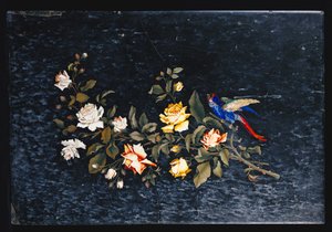 Een Italiaanse pietre dure ingelegde zwart-wit geaderde marmeren tafelblad