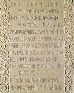 Archeologie van de Middeleeuwen. Barbaarse kunst van Lombardije: grafsteen van koningin Ragnetrude, daterend uit 740-750. Lombardische kunst. Pavia, Civiek Museum, Archeologische Sectie door Italian School