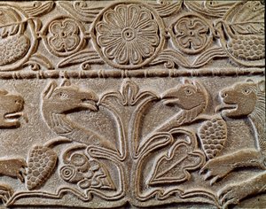 Archeologie van de Middeleeuwen. Barbaarse kunst van Lombardije: pluteus van Prinses Theodote, minnares van Koning Cunipert genaamd de Vrome. Detail van de plaat met griffioenen, circa 720. Lombardische kunst, marmer. Pavia, Museum door Italian School