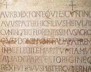 Archeologie van de Middeleeuwen. Barbarenkunst van Lombardije: grafsteen van de Lombardische koning Cunipert, bekend als de Vrome (Cuniperto, 678-700). Lombardische kunst. Pavia, Civiek Museum, Archeologische Sectie door Italian School