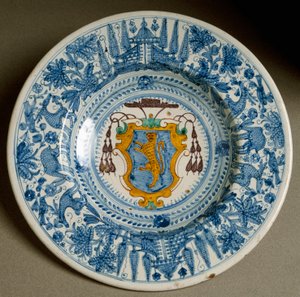 Wapen van de kardinaal. Keramische plaat geproduceerd in Deruta, Italië. Circa 1620 door Italian School