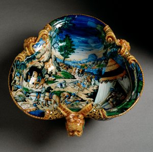 Keramische beker in de vorm van een klaver versierd met de voorstelling van Hannibal tijdens de oversteek van de Alpen geproduceerd in Urbino in de werkplaats Fontana, Italië. Circa 1550 door Italian School
