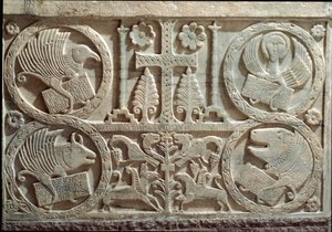 Detail van Stuco met symbolen van de vier evangelisten (tetramorf): de engel voor Sint Mattheüs, de leeuw voor Sint Marcus, de stier voor Sint Lucas en de adelaar voor Sint Johannes. 730-740 Cividale, Battistero di San Callisto