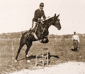 Federico Caprilli springt over een stoel (zw/w foto)