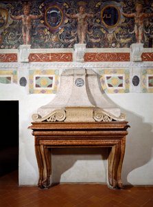 Open haard met de initialen F.II.M.M.V die Federigo Gonzaga II Marchese van Mantua aanduiden, met een decoratieve fries erboven met verschillende impressies van het Gonzaga-wapen, 1528 (fries) door Italian School