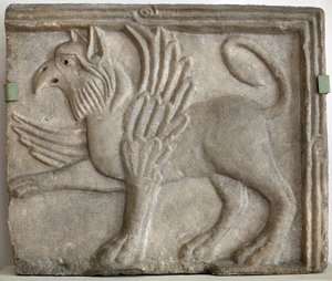 Griffioen (of grype). Laag reliëf gebeeldhouwd, marmer, Venetië (Italië) 12e eeuw. Nationale Galerie, Sternberg Paleis, Praag (Tsjechië) door Italian School
