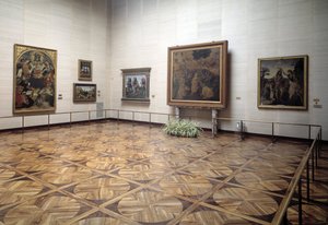 Zaal van het museum met De Aanbidding der Wijzen door Vinci, de Doop van Christus door Verrocchio en Vinci, de Heilige Drie-eenheid met Maagd en Heiligen door Signorelli
