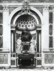 Monument voor paus Clemens XII met porfieren urn en zuilen uit het Pantheon, tussen Gematigdheid (L.) en Voorzichtigheid (R.) in Corsini-kapel door Italian School