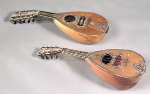 Napolitaanse viersnarige mandoline en een Milanese zessnarige mandoline (hout)
