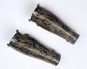 Paar scheenbeschermers uit de wapenrusting van Aartshertog Albrecht, gouverneur van de Nederlanden