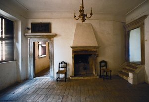 Kamer met open haard in het geboortehuis van Raphael door Italian School