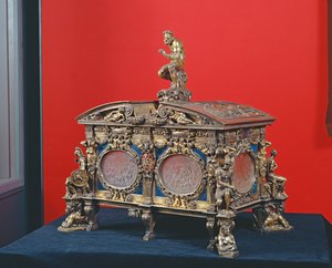 De Farnese Kist, door Sebastiano Sbarri (fl.1548-61) en Giovanni Bernardo da Castel Bolognese, 1548 (zilver en lapis lazuli) door Italian School